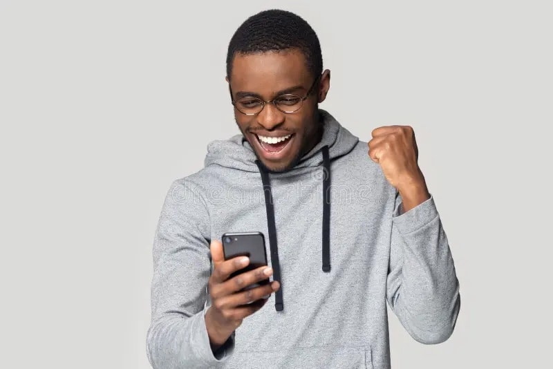 Como usar seu celular para ganhar dinheiro em África